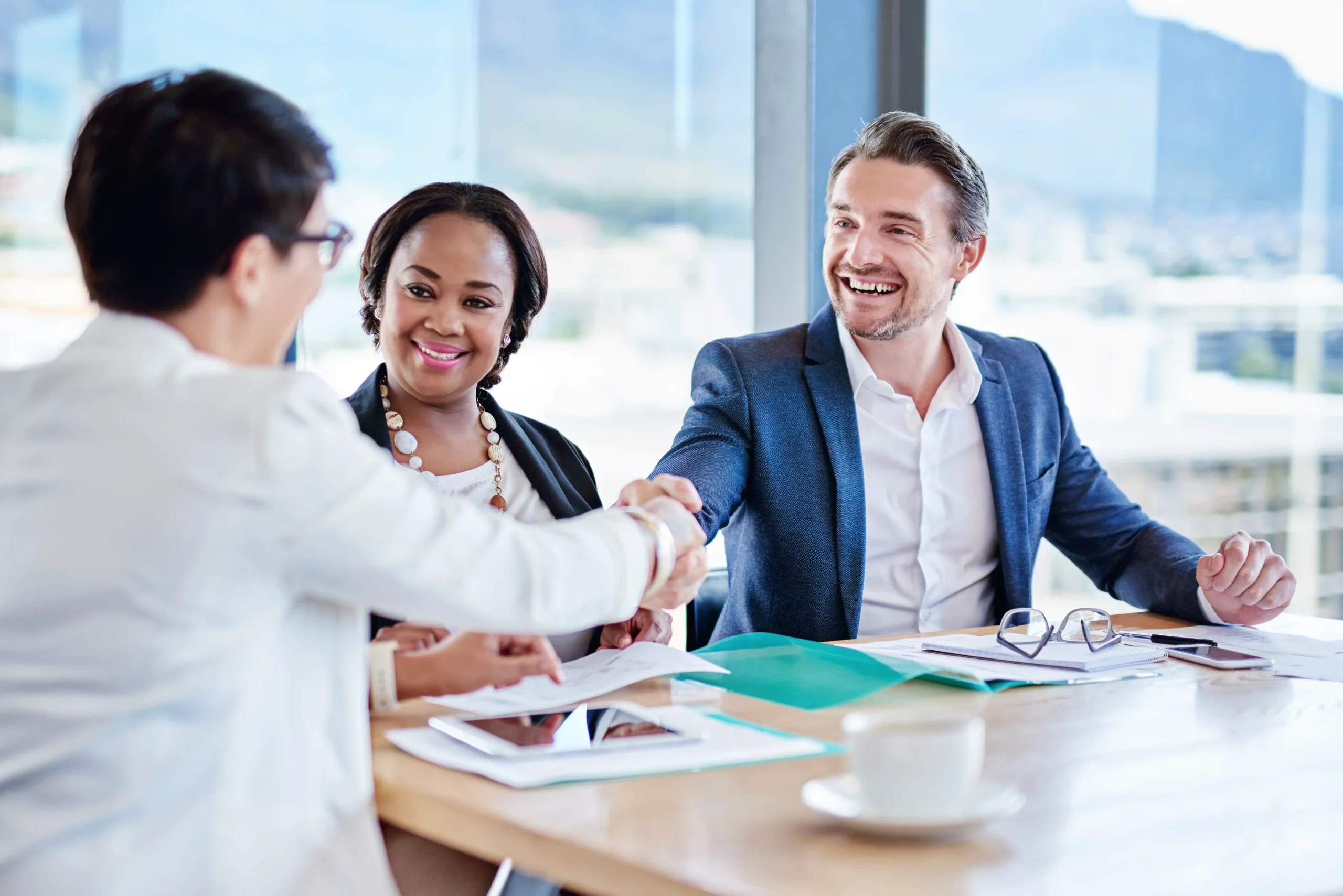 专业翻译团队讨论项目流程与质量标准，体现明确角色分工、质控流程和人工分配机制的可信语言服务团队协作场景。