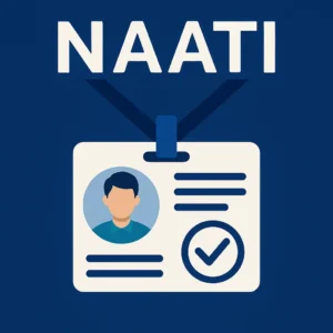 蓝色背景上展示挂有证件的识别牌，上方写着“NAATI”，证件上印有人物头像与蓝色核准符号，象征NAATI认证翻译师的专业资格与官方认可。