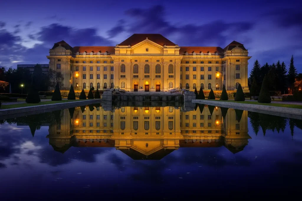 德布勒森大学主楼夜景倒影,象征制造业文件在德布勒森中匈翻译中若出现技术参数误译,会导致返工与质量对标困难。